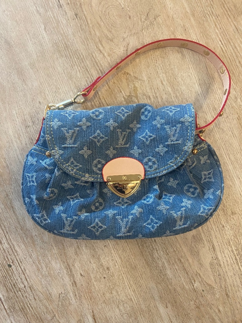 Purse - Picture 1 of 3